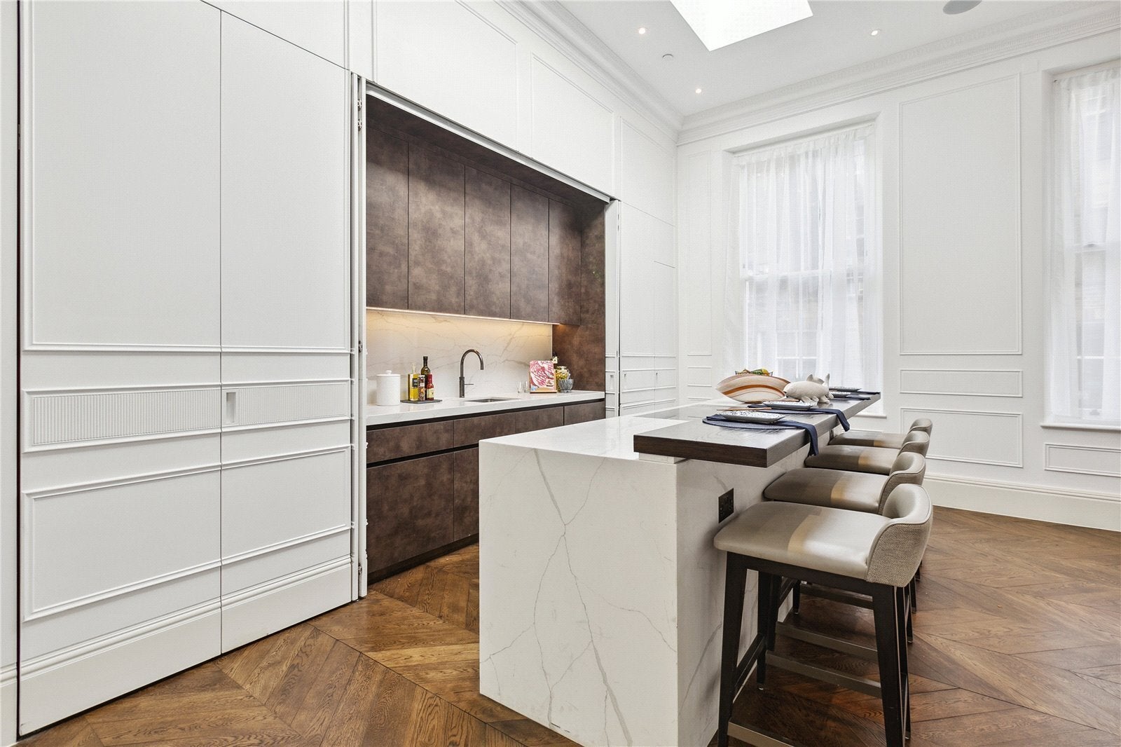 Flat Vicarage Gate in Greater London