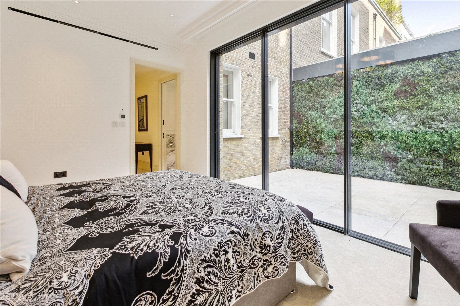 Flat Vicarage Gate in Greater London