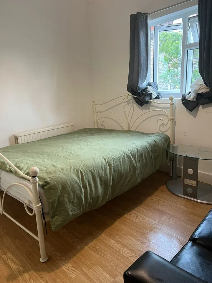 Room Sunnyside Road North in Greater London