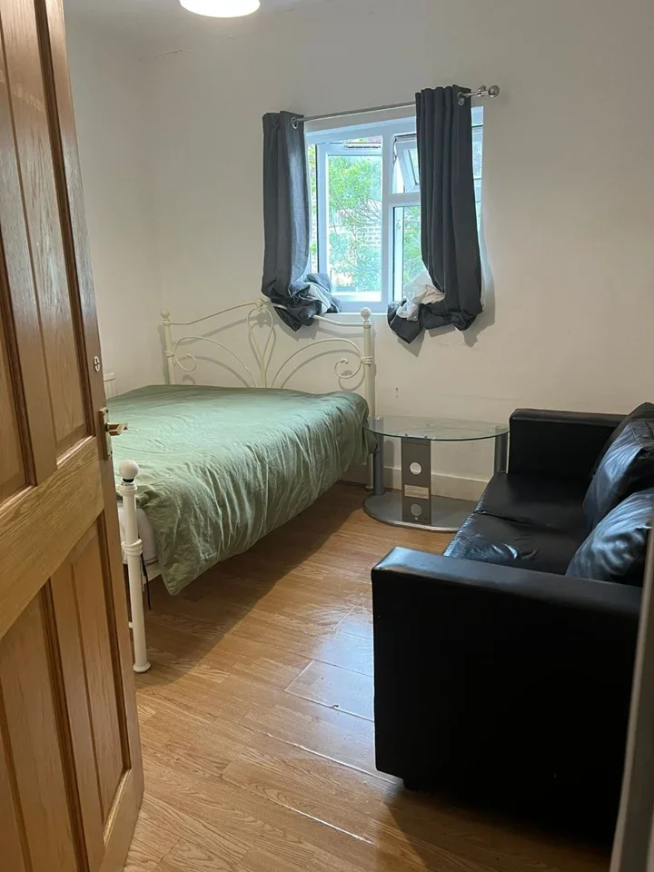 Room Sunnyside Road North in Greater London