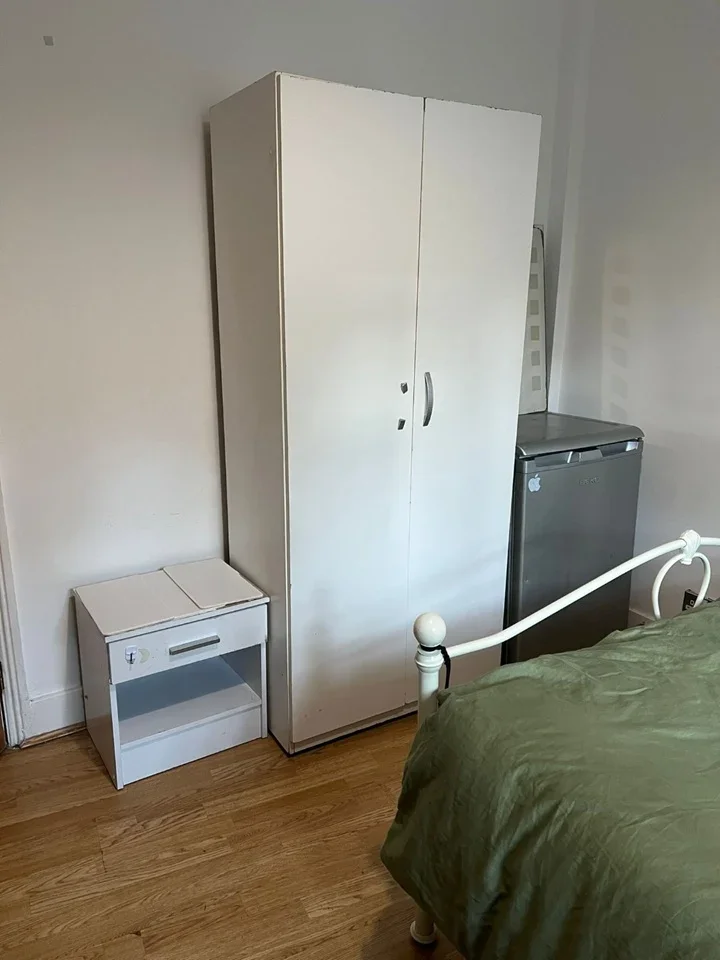 Room Sunnyside Road North in Greater London