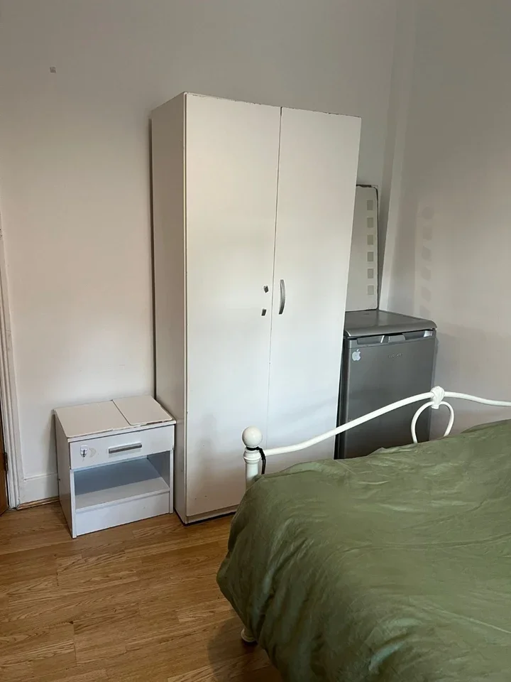 Room Sunnyside Road North in Greater London