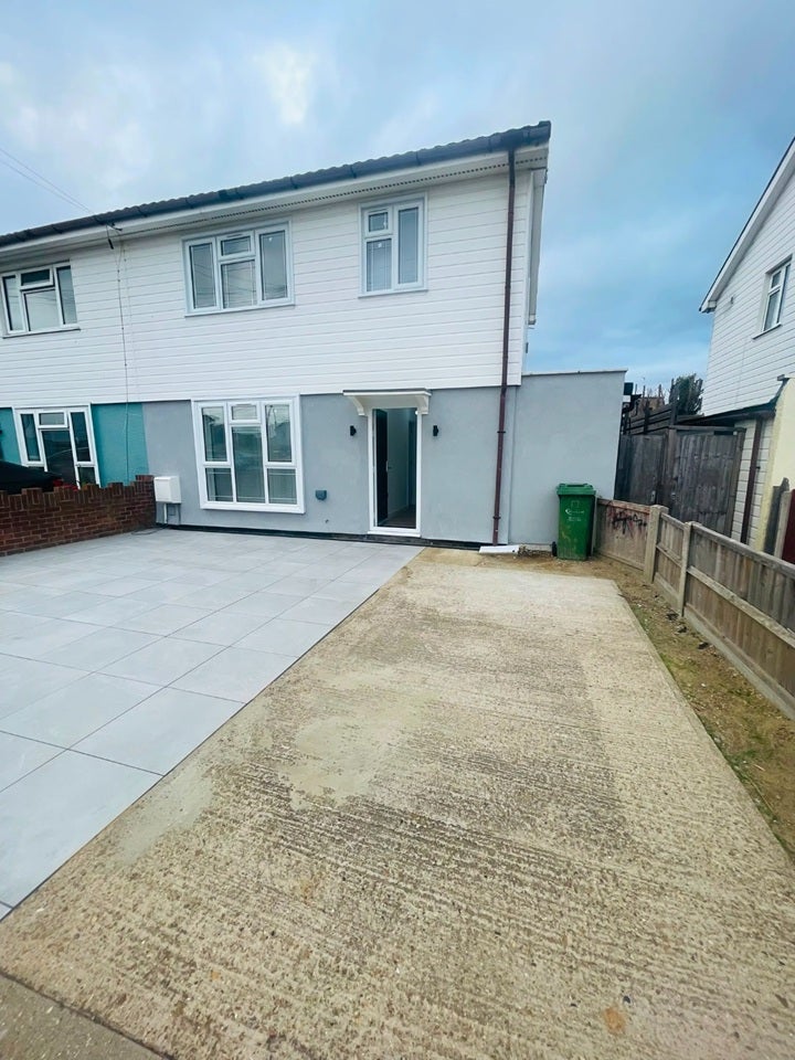 House Wellington Drive in Greater London