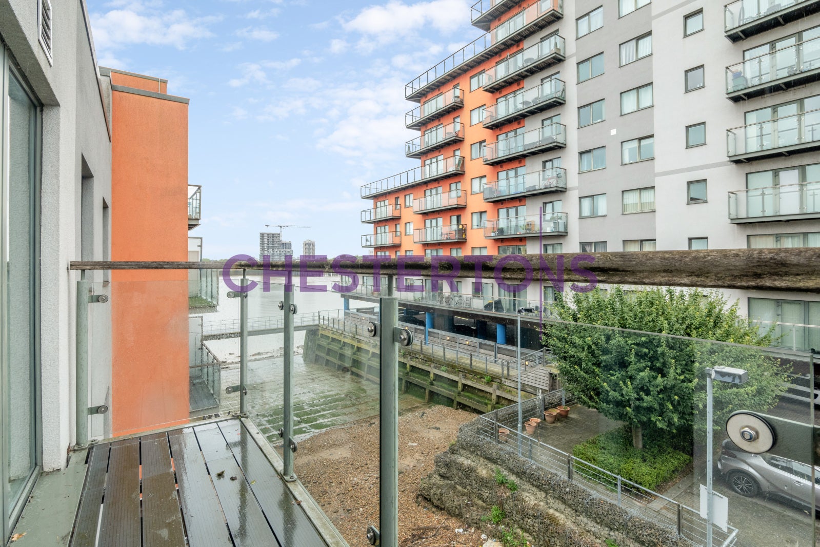 Flat Mast Quay in Greater London