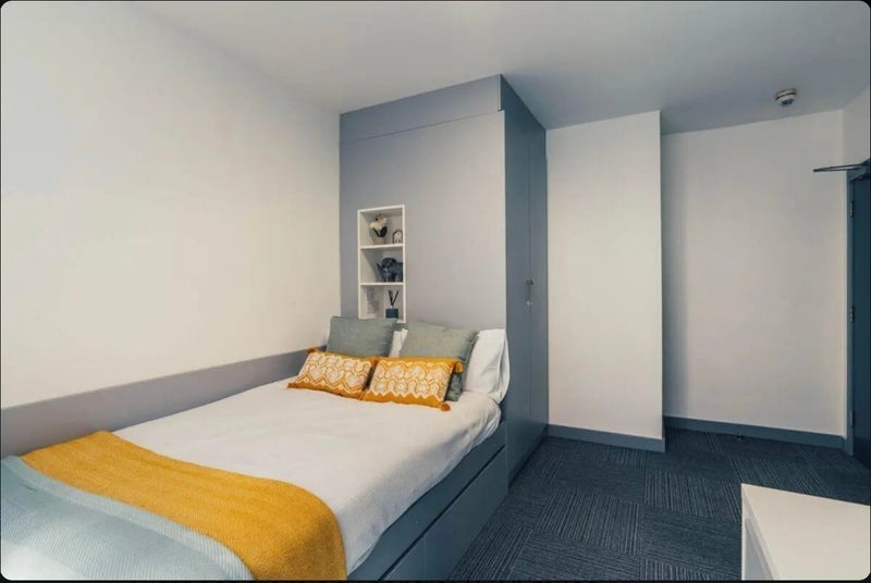 Room Millstone Lane in Leicester