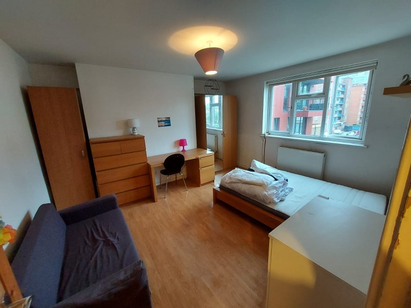 Room Evelyn Walk in Greater London