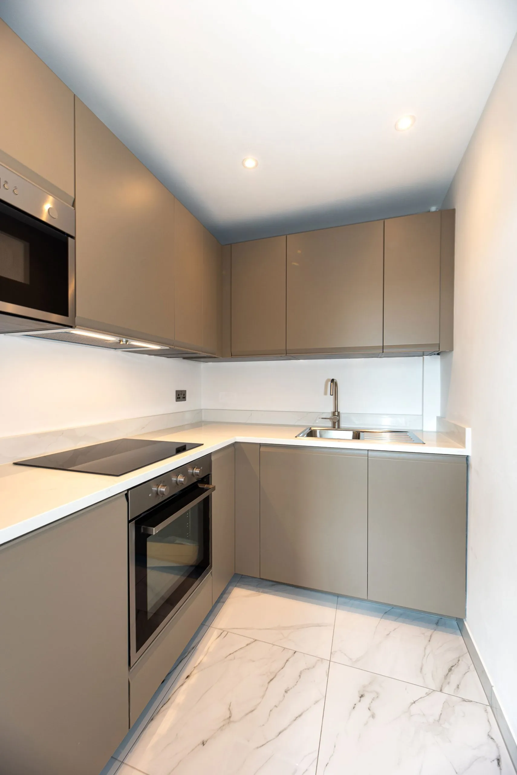 Flat Gloucester Road in Greater London