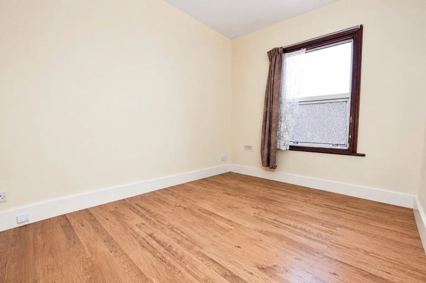 Flat Barking Road in Greater London