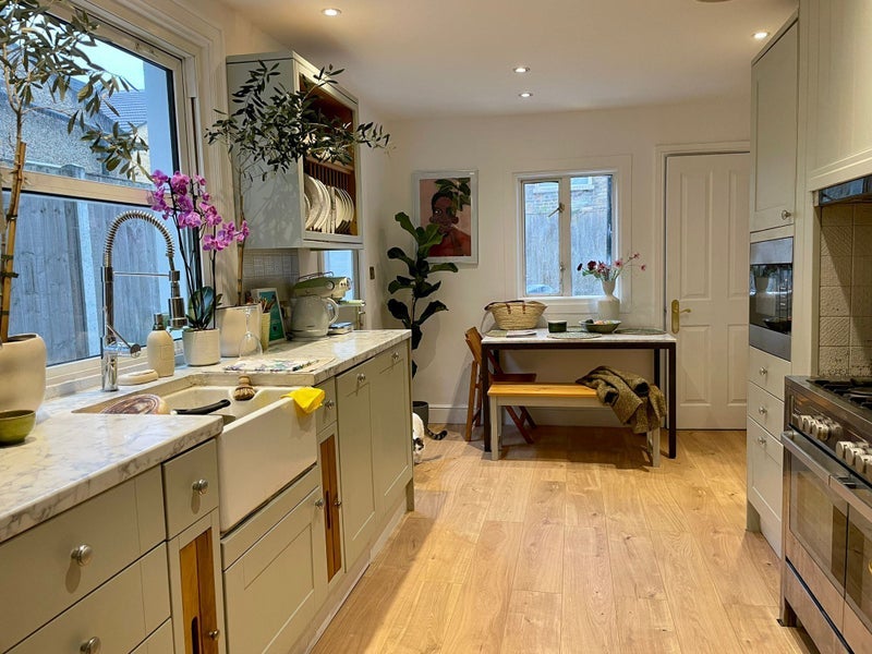 Room Mauleverer Road in Greater London