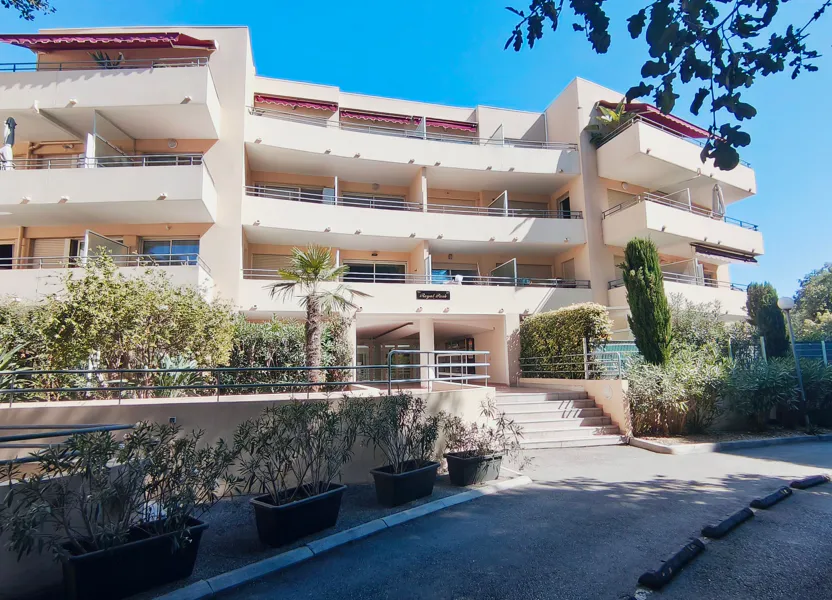 Appartement Avenue du Logis de Bonneau à Villeneuve-Loubet