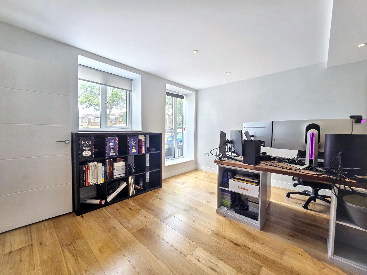 Flat Halfway Street in Greater London