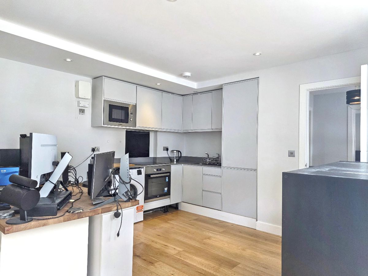 Flat Halfway Street in Greater London