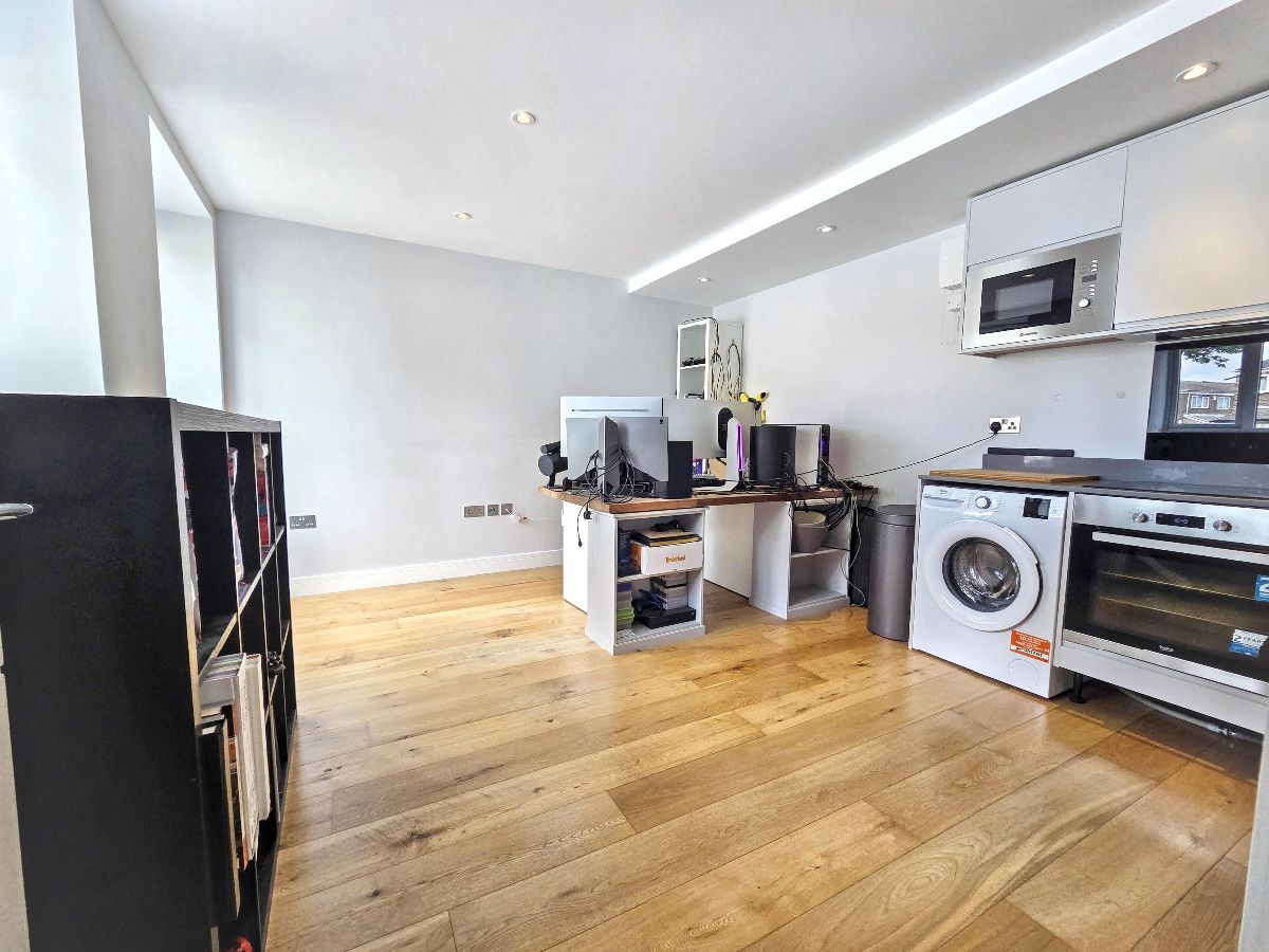 Flat Halfway Street in Greater London