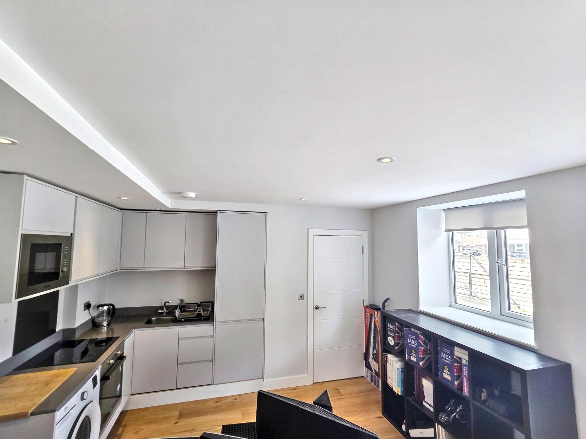 Flat Halfway Street in Greater London