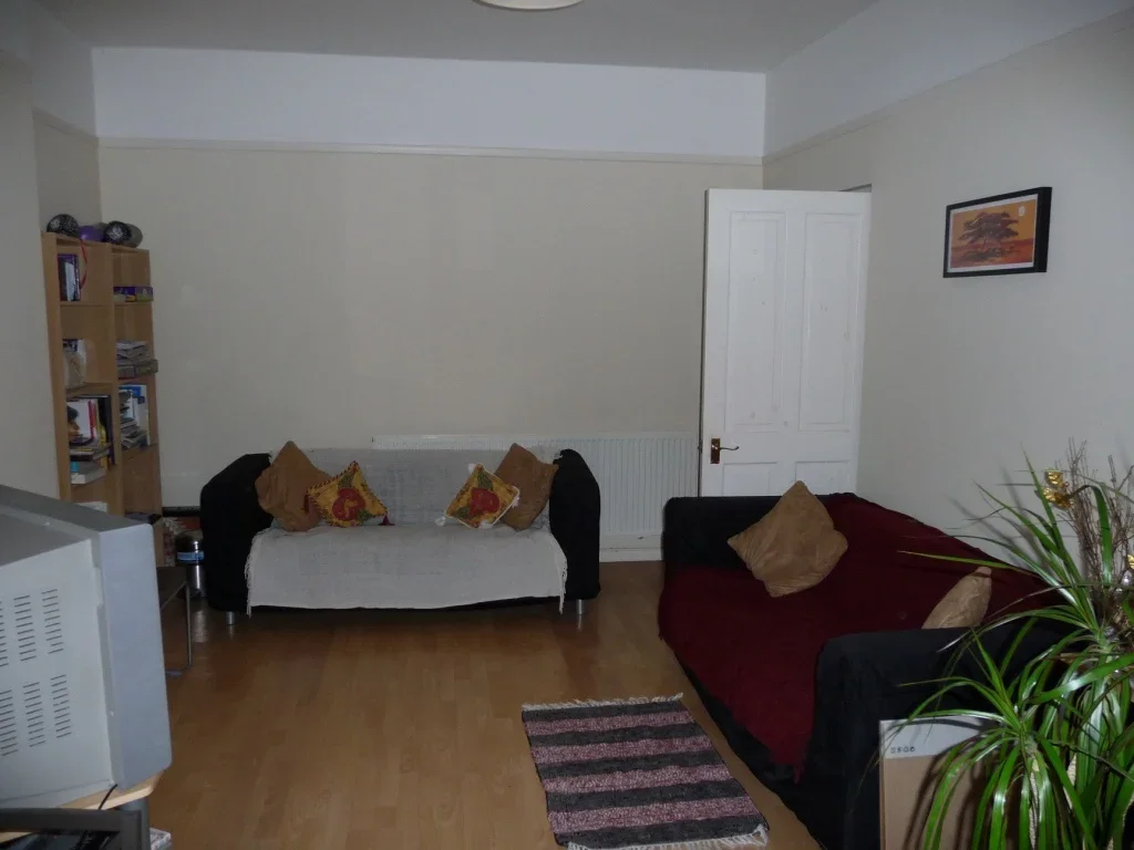 Room Compton Road in Greater London