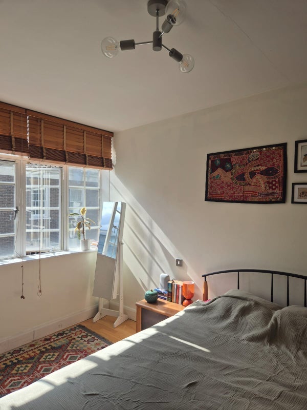 Room Bermondsey Street in Greater London