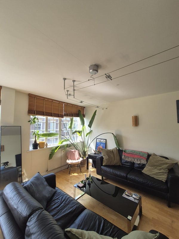 Room Bermondsey Street in Greater London