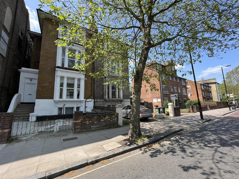 Flat Junction Road in Greater London