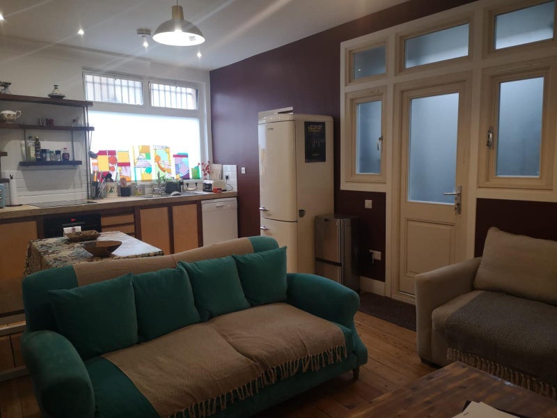 Flat Whiston Road in Greater London