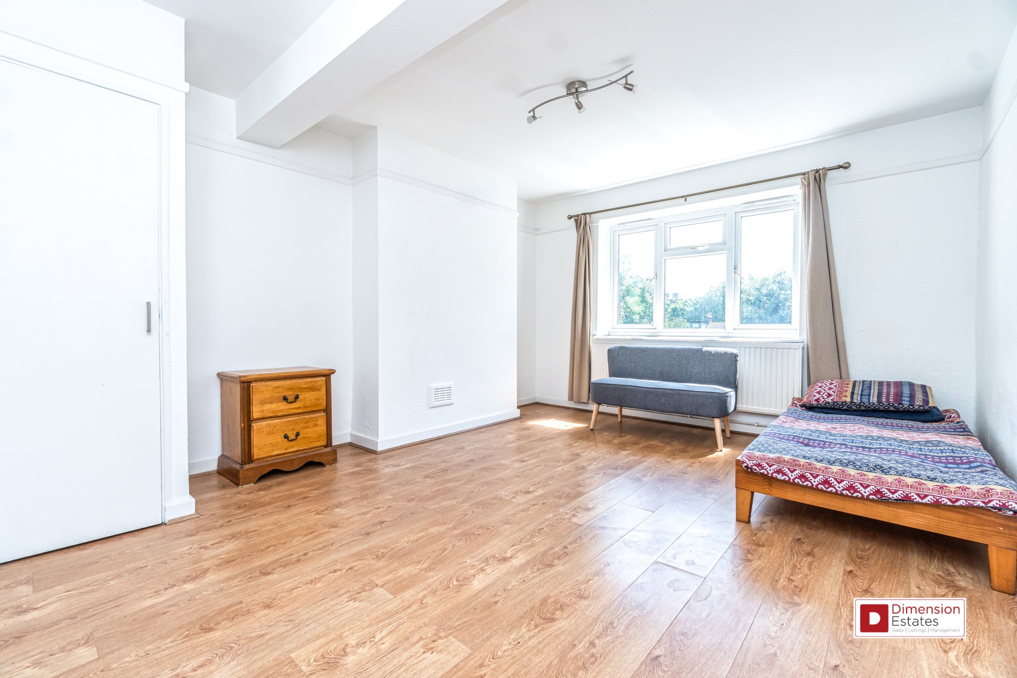Flat Manor Road in Greater London