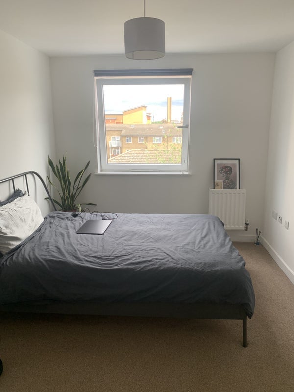 Flat Diamond Street in Greater London