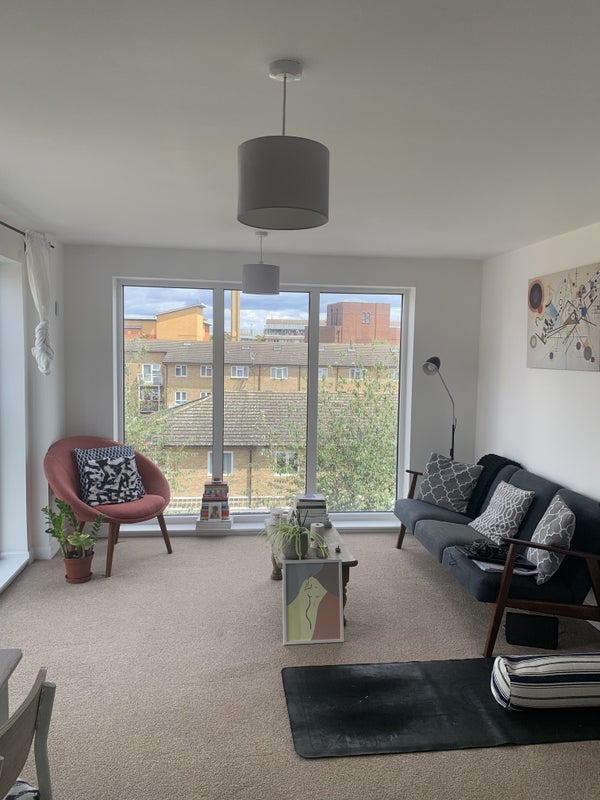 Flat Diamond Street in Greater London