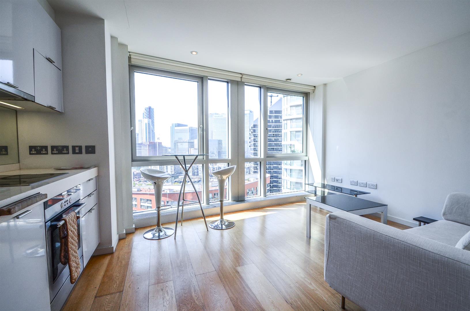 Flat Fairmont Avenue in Greater London