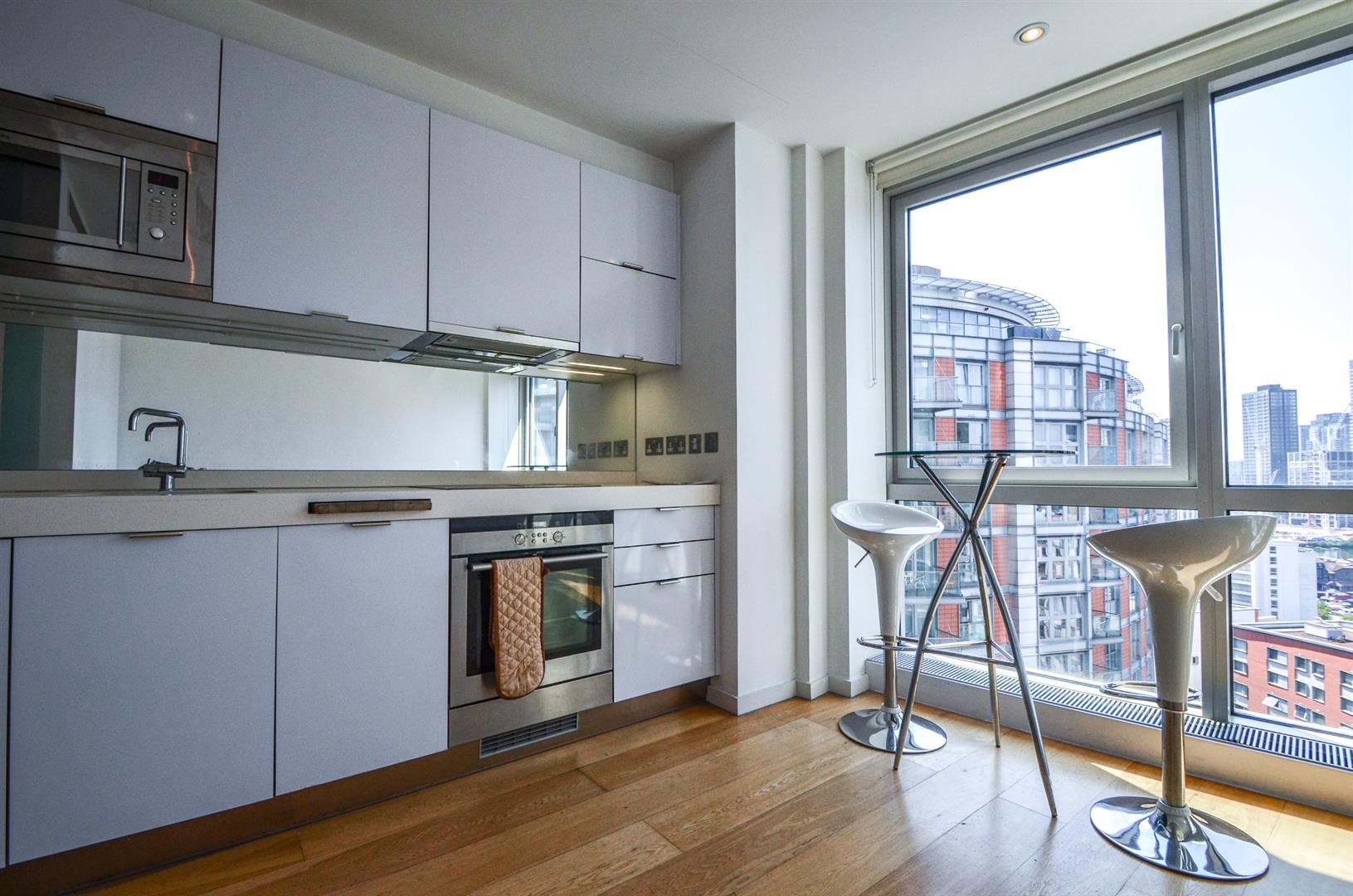 Flat Fairmont Avenue in Greater London