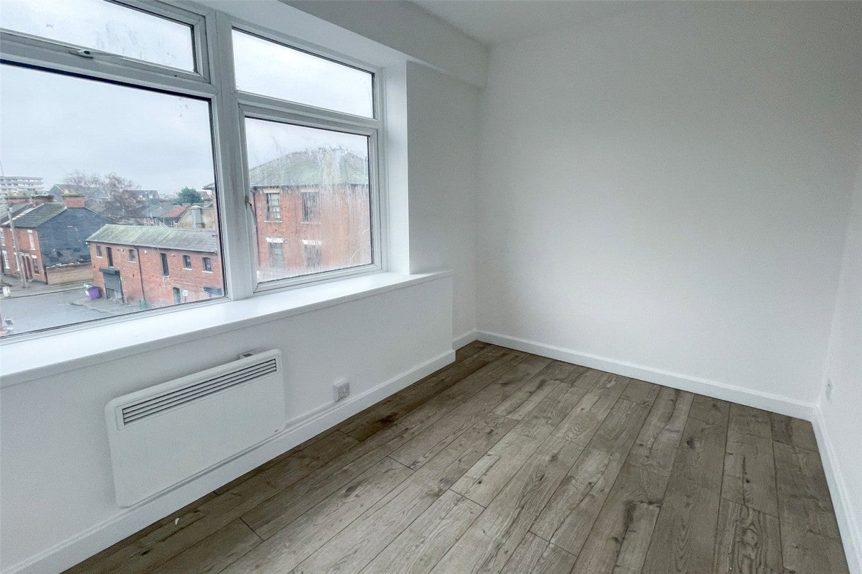Flat Midland Road in Bedford