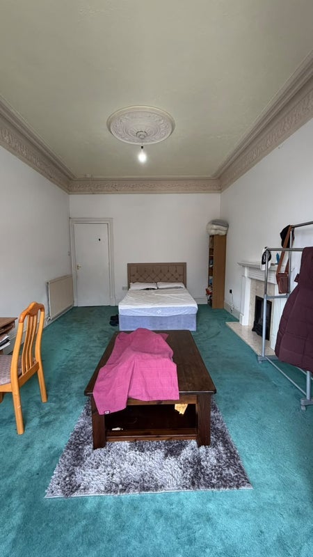 Room Meadowpark Street in Glasgow