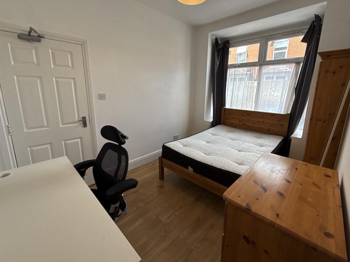 Room Leslie Road in Birmingham