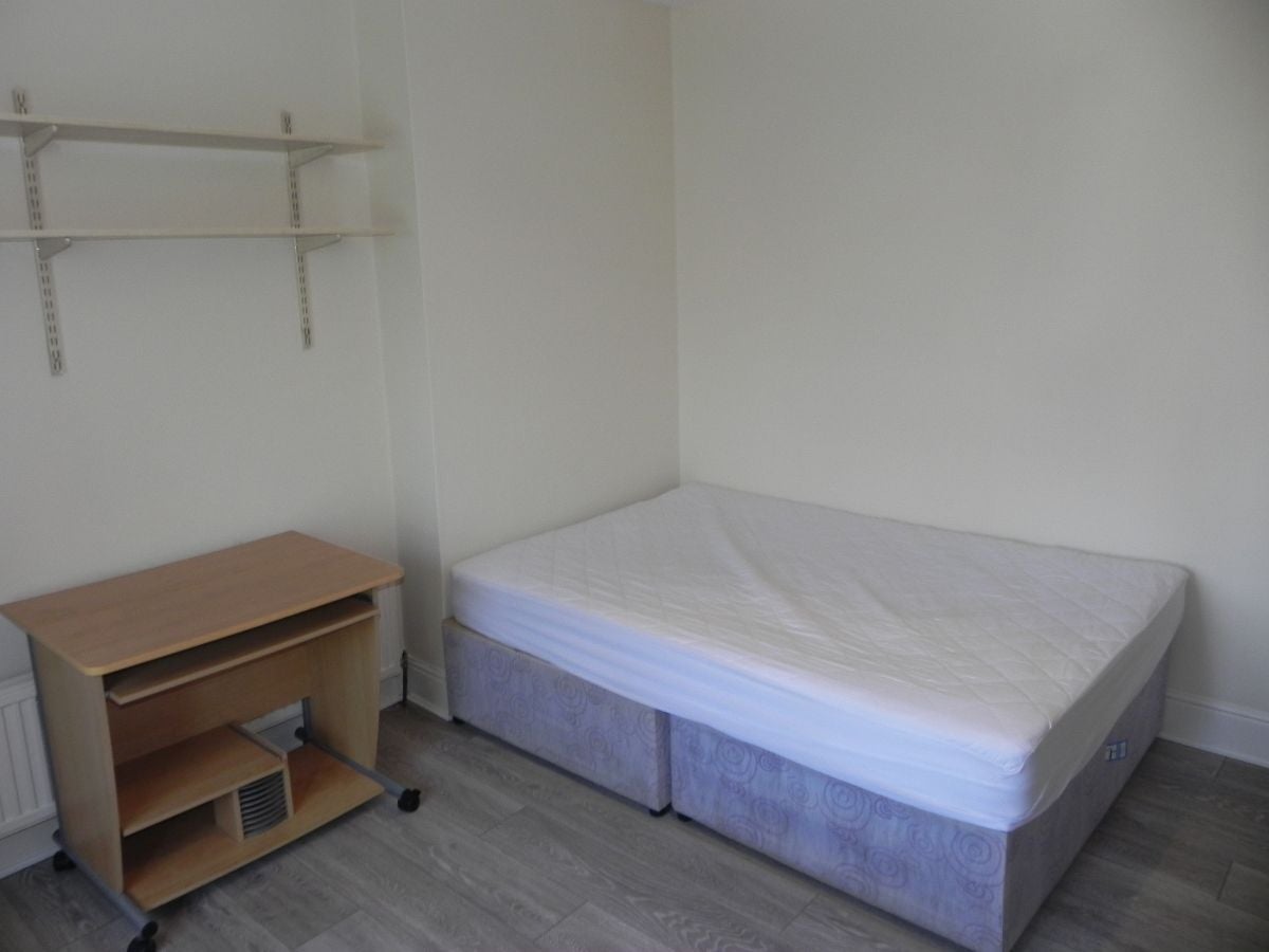Room Madrid Road in Guildford