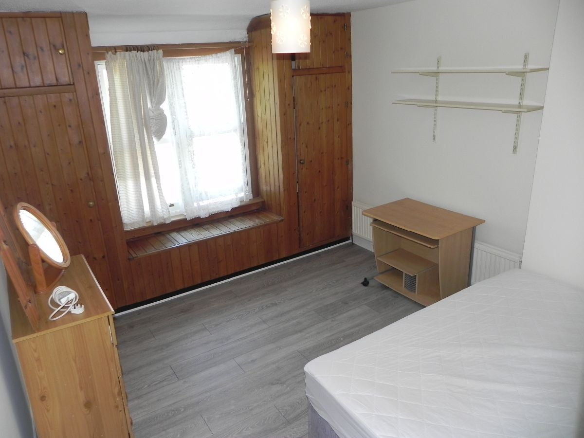 Room Madrid Road in Guildford