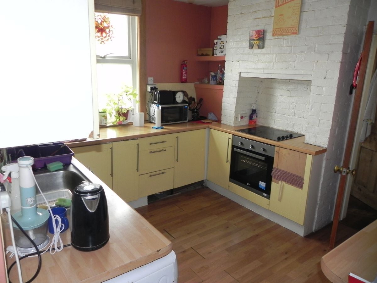 Room Madrid Road in Guildford
