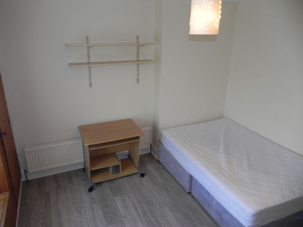 Room Madrid Road in Guildford