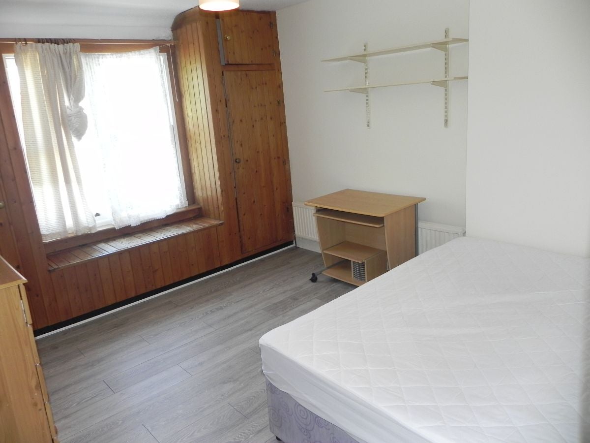 Room Madrid Road in Guildford