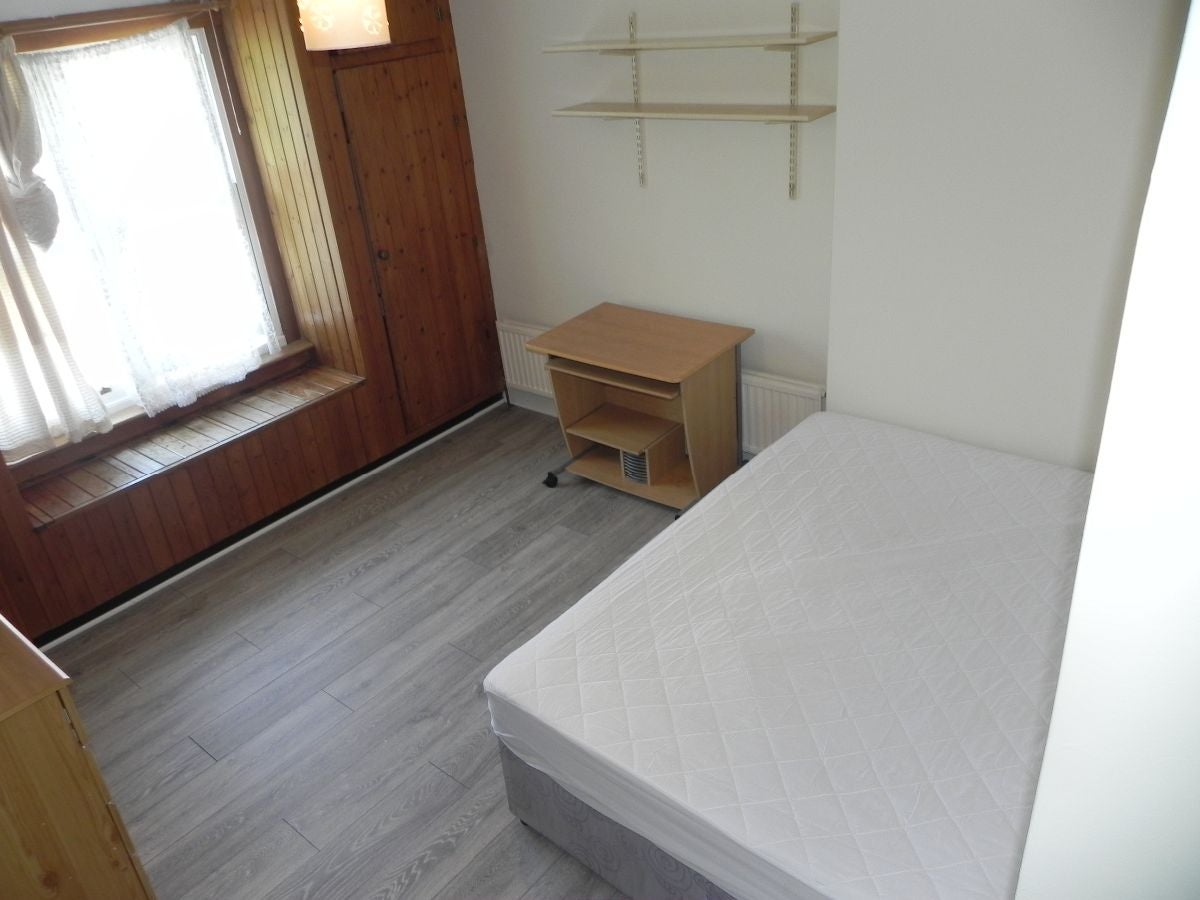 Room Madrid Road in Guildford