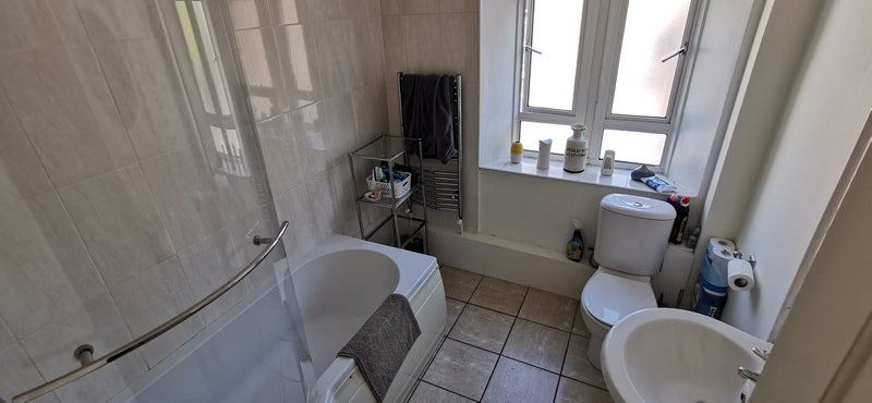 Room Lawrence Close in Greater London