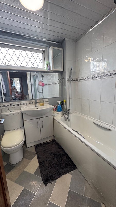 Room Shorwell Road in Nottingham
