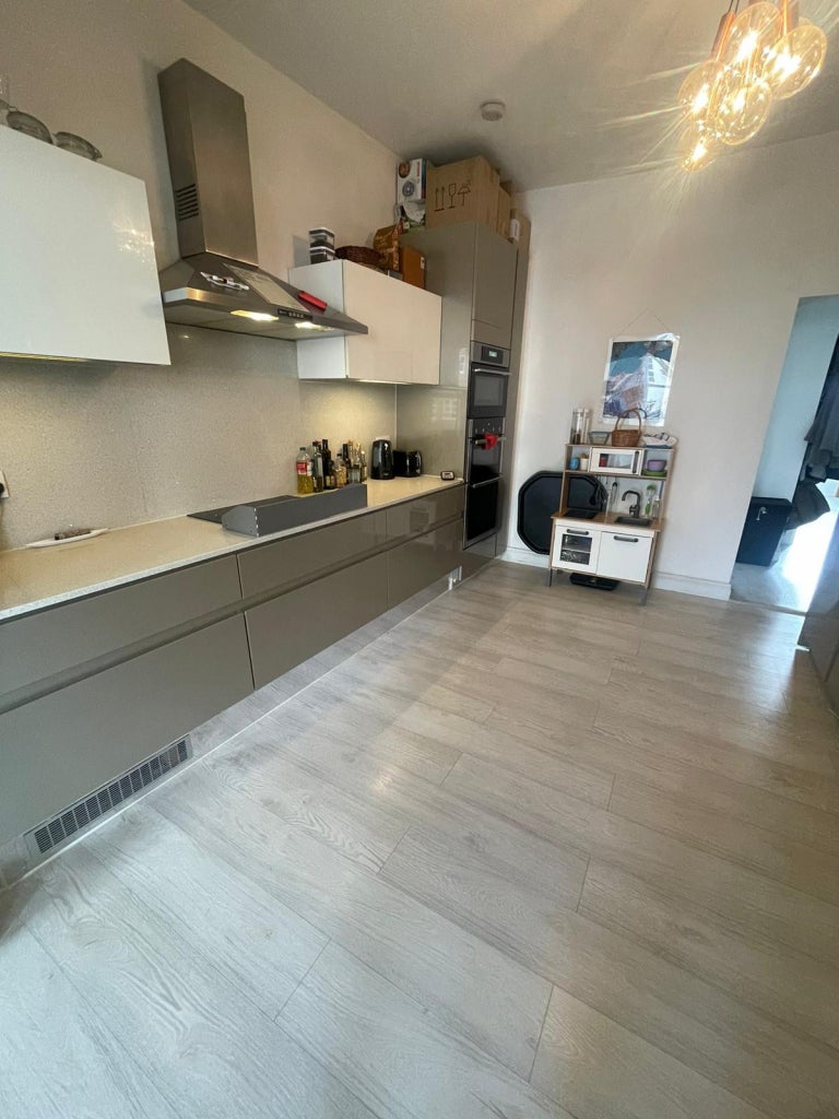 Flat Cecilia Road in Greater London