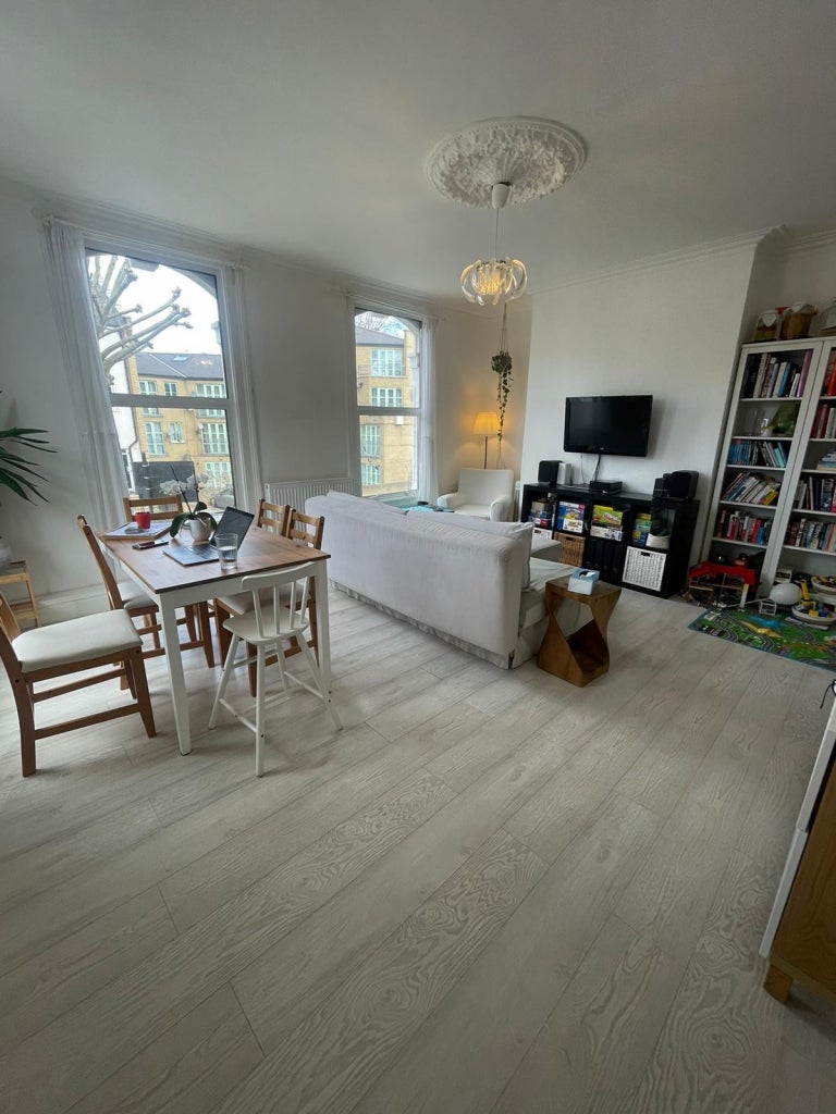 Flat Cecilia Road in Greater London