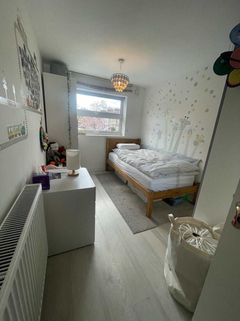 Flat Cecilia Road in Greater London