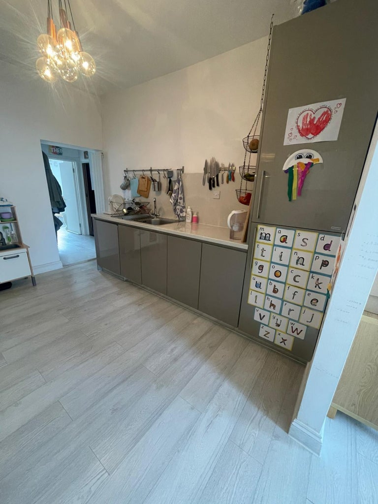 Flat Cecilia Road in Greater London