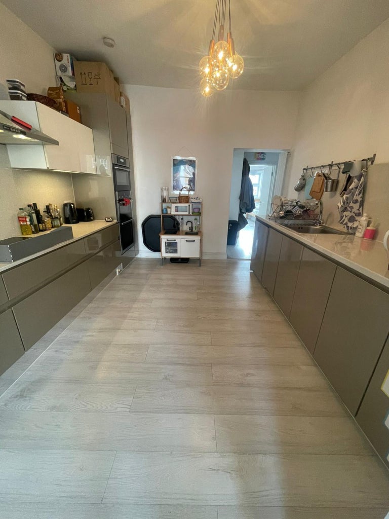 Flat Cecilia Road in Greater London