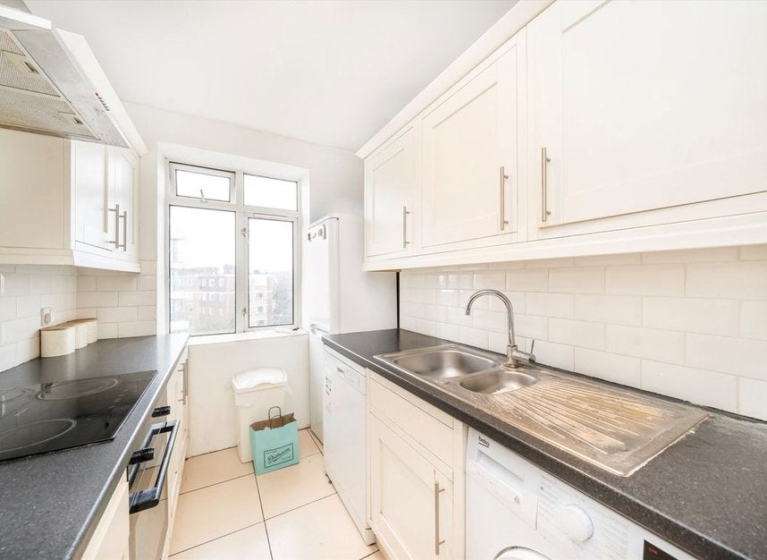 Flat Keswick Road in Greater London