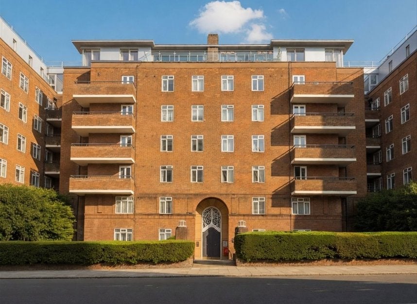 Flat Keswick Road in Greater London