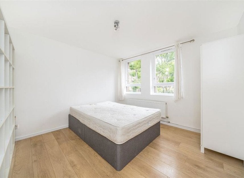 Flat Burr Close in Greater London