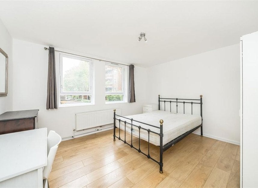 Flat Burr Close in Greater London