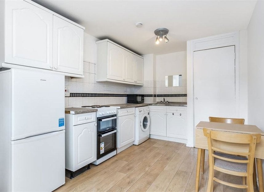 Flat Burr Close in Greater London