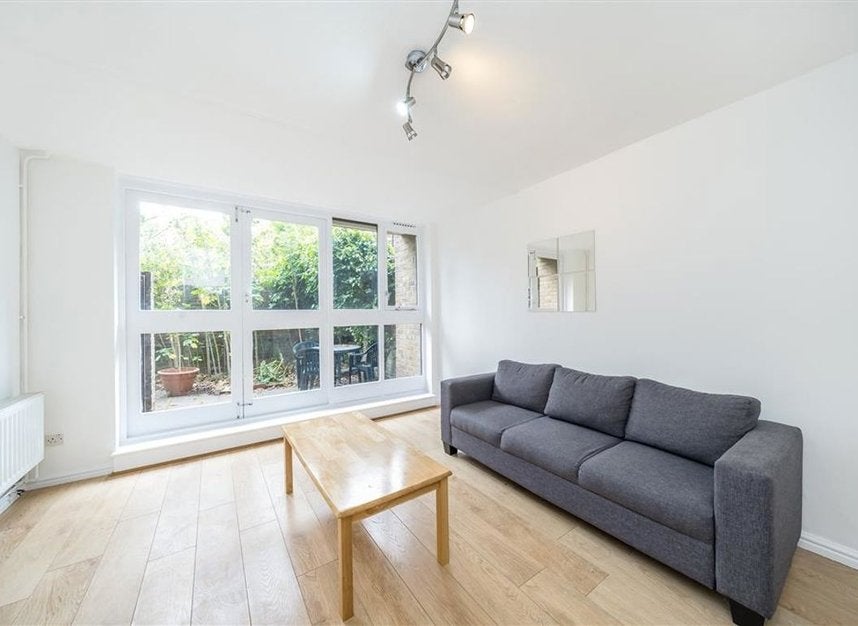 Flat Burr Close in Greater London